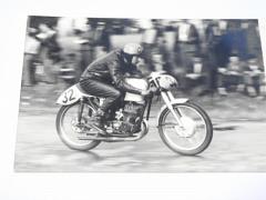 RAVO 1 - 250 ccm - silniční motocykl - Vlastimil Rain - fotografie - Jar. Sejk - 1957