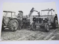 Práce na poli, sklizeň brambor - traktory Zetor - fotografie