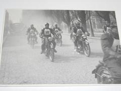 JAWA 250 pérák - propagační jízda před zahájením soutěže - 1954 - fotografie