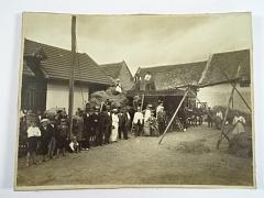 Sklizeň - mlátička - fotografie