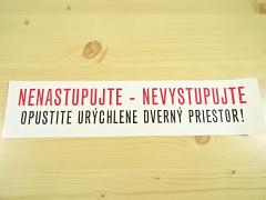 Nenastupujte - nevystupujte - opustite urýchlene dverný priestor - papírová cedule