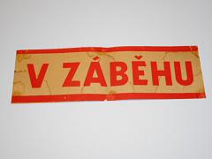 V záběhu - papírová cedule