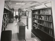 Karosa - Interier pojízdné knihovny-bibliobusu - fotografie