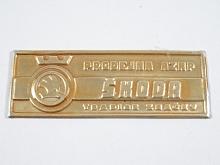 Prodejna AZNP Škoda - tradice značky - kovový štítek